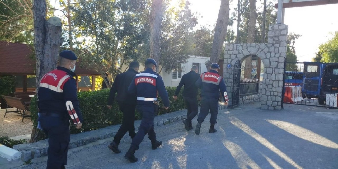 İzmir’de Dolandırıcılık Operasyonu: 6’sı Kamu Görevlisi 8 Gözaltı