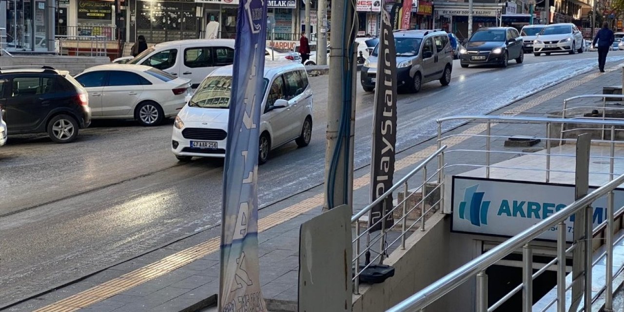 Mardin’de Yolda Oluşan Buzlanma Araçlara Zor Anlar Yaşattı