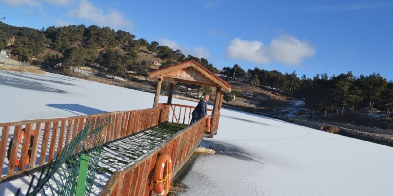 Donan Gölet Kartpostallık Manzaralar Oluşturdu