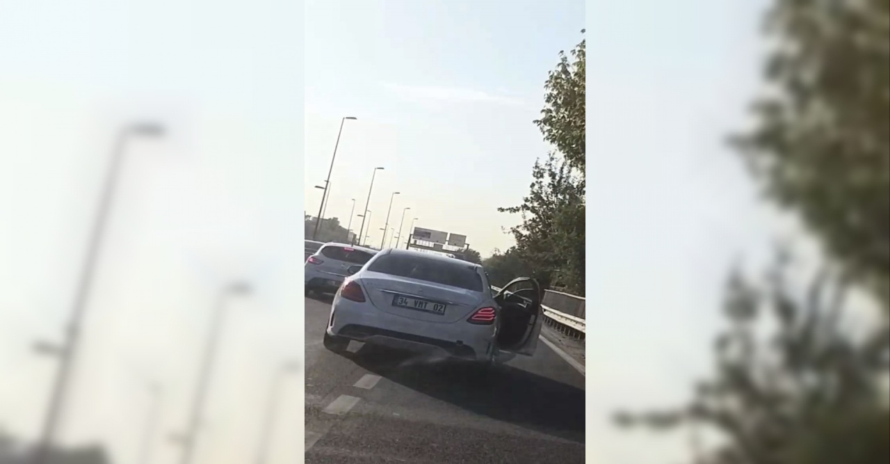 E-5 'te seyir halinde olan lüks bir otomobil kapısı açık halde ilerledi