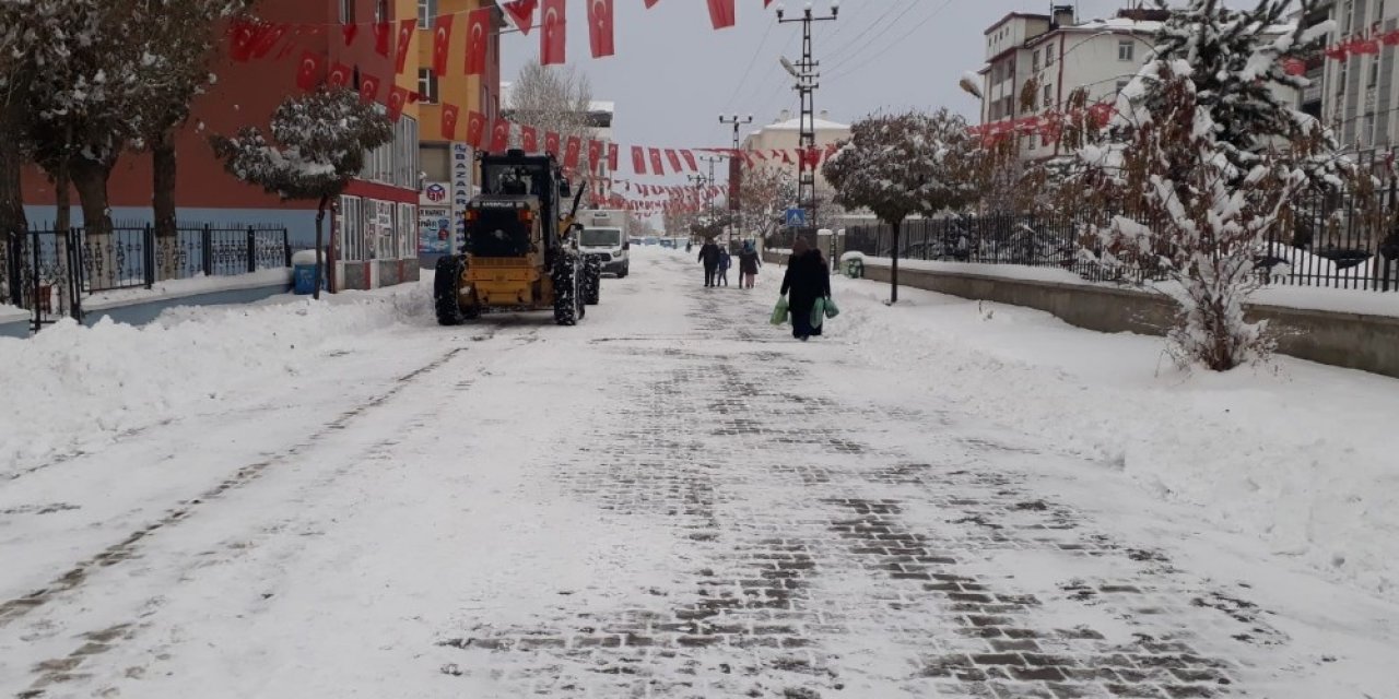 Çaldıran Belediyesi Çarşı Merkezinde Biriken Karı Temizledi