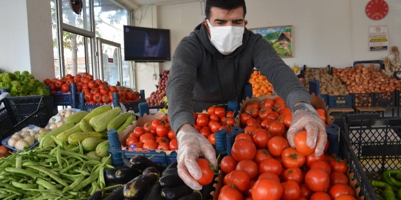 Kıraathanesini Manava Dönüştürdü