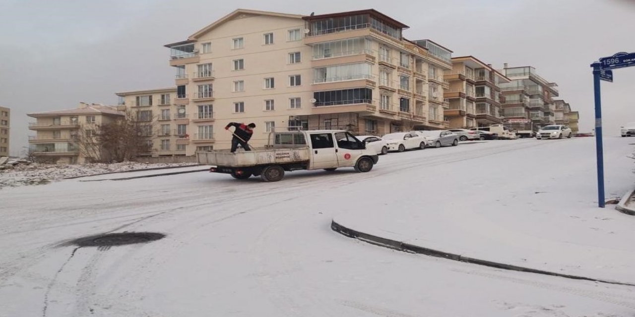 Keçiören’de 150 Personelle İlk Kar Temizliği Yapıldı