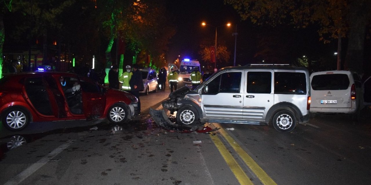 Malatya’da 3 Aracın Karıştığı Kazada 4 Kişi Yaralandı