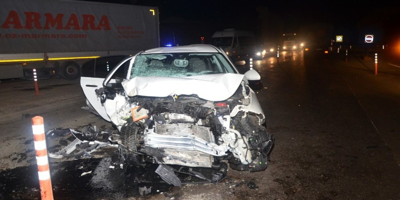 Tıra Çarpan Otomobil Paramparça Oldu, Sürücüsü Hayatını Kaybetti