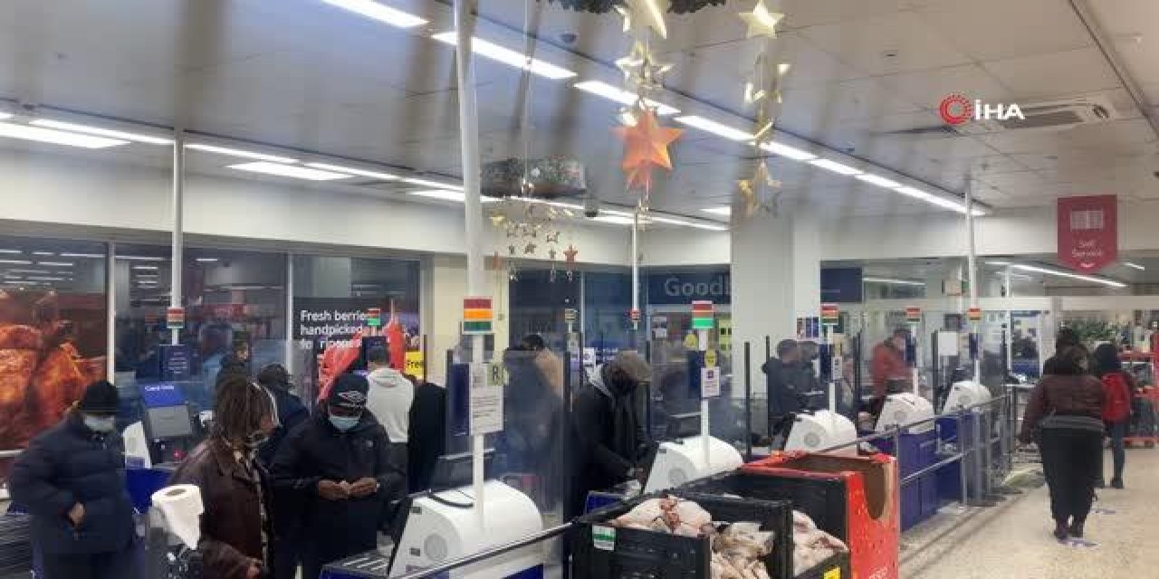 İngiltere’nin Ünlü Market Zinciri Önünde Uzun Kuyruk Oluştu