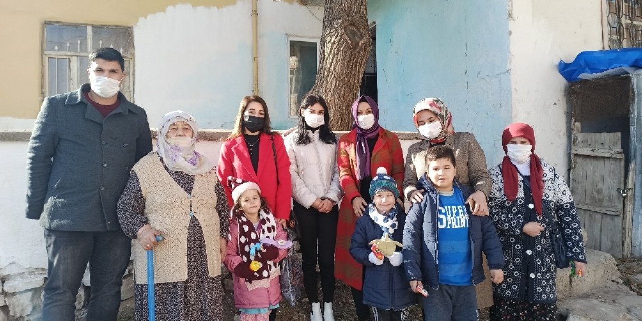 Çocuklar Üşümesin Diye Giysi Yardımı Yaptılar