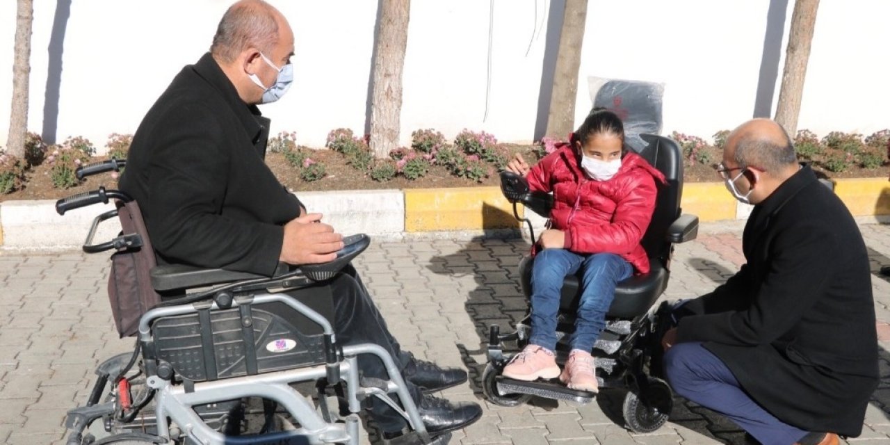 Kurtalan Kaymakamı Aydın, Engelli Genç Kıza Akülü Sandalye Hediye Etti