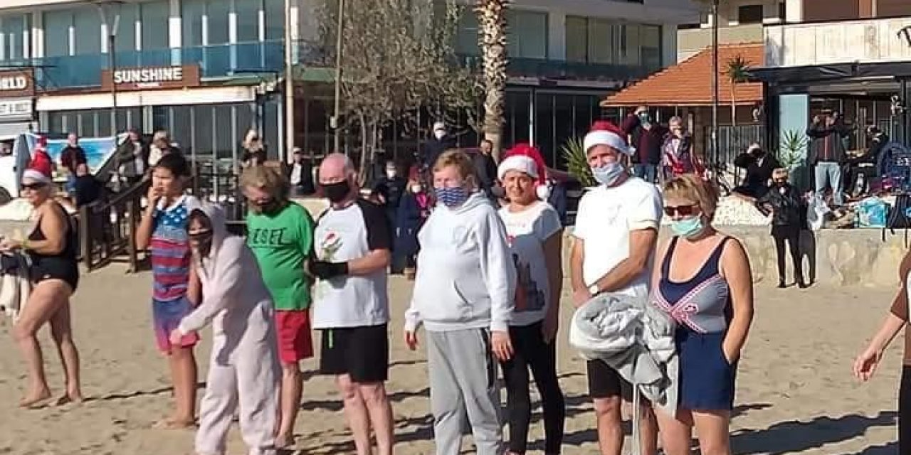Didim’de Bu Yılda Sokak Hayvanları İçin Denize Girildi
