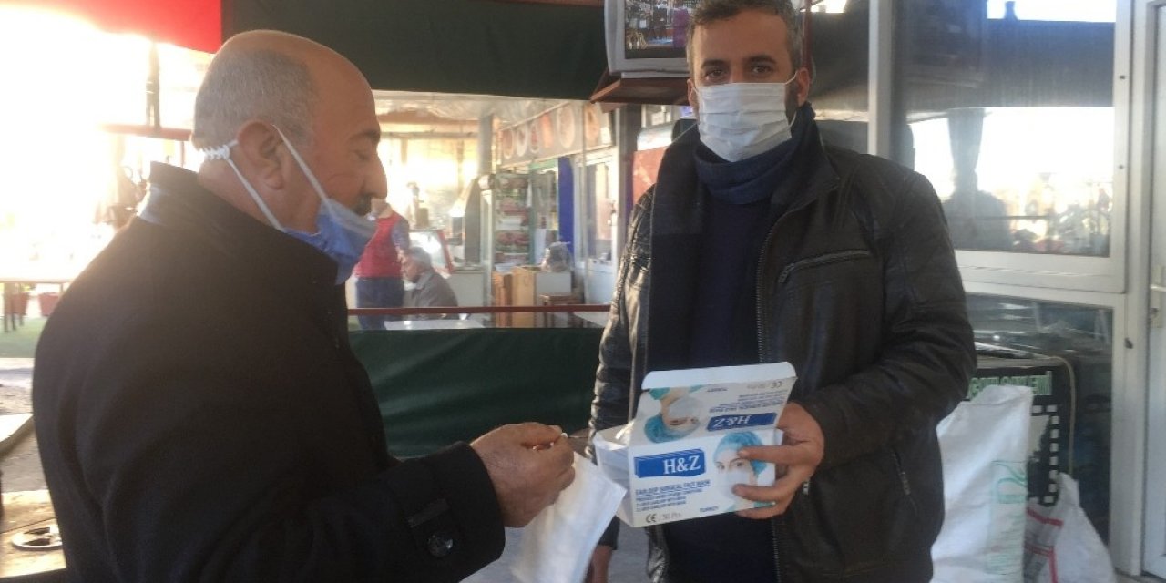 Çay Ocağı İşletmecisi Müşterilerine Maske Dağıtıyor