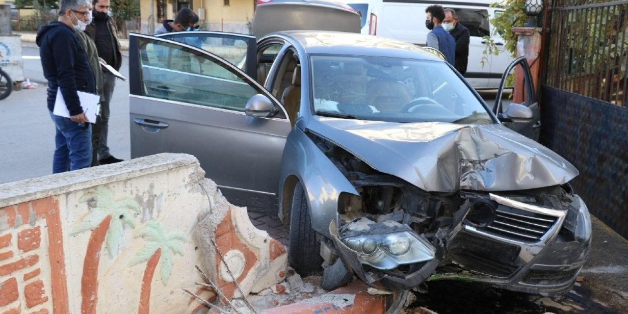 Önü Kesilen Sürücü Paniğe Kapılıp Duvara Çarptı: 1 Yaralı