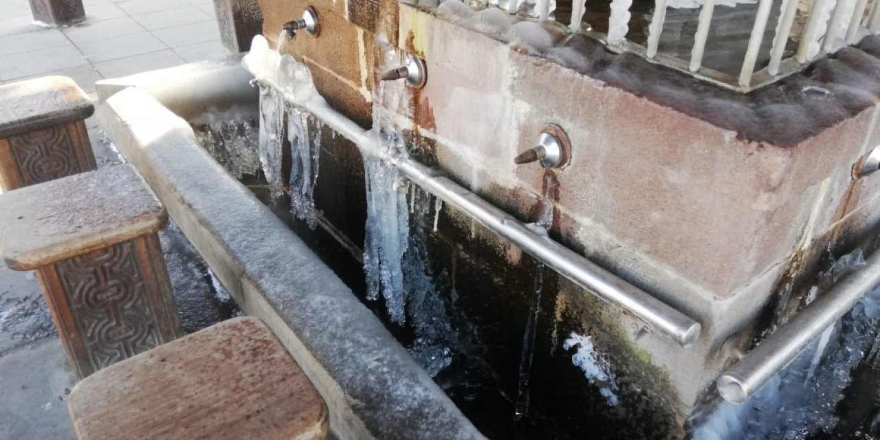 Erzurum’da Şadırvanlar Buz Tuttu