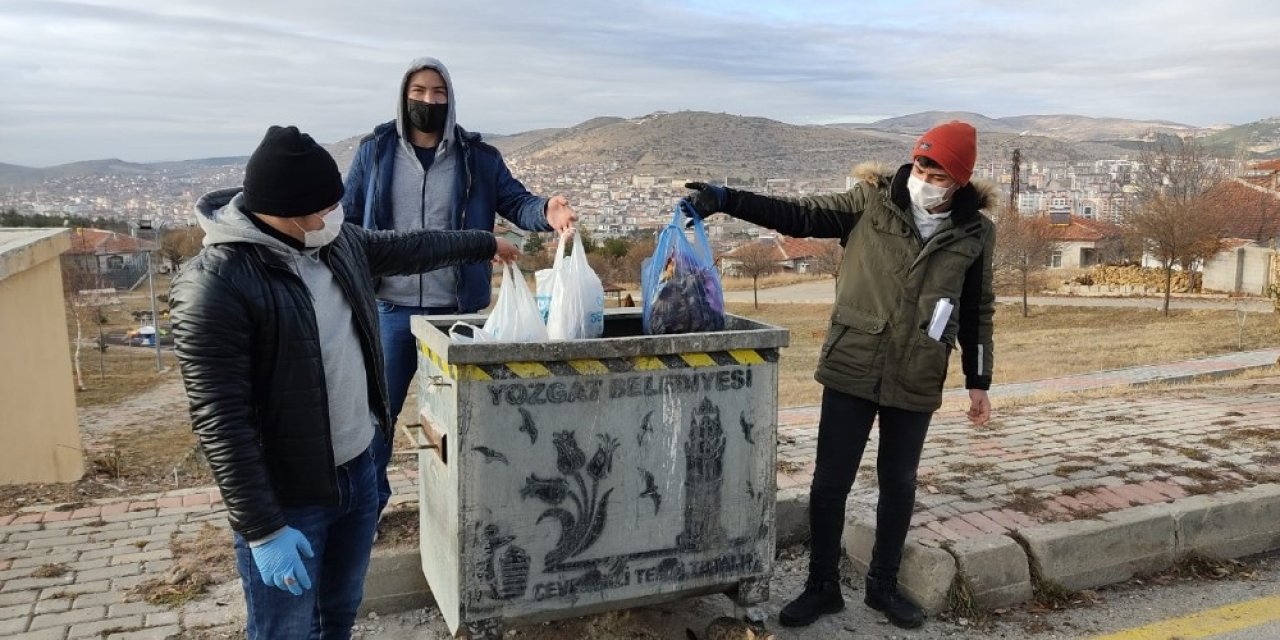 Lisans Öğrencileri Çöp Topladı