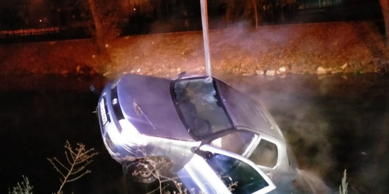 Nehre Düşen Otomobilden Son Anda Kurtarıldı