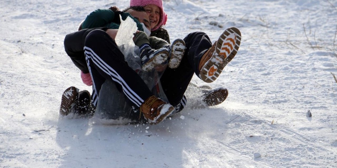Sınavların 2. Döneme Ertelendiğini Duyan Çocuklar Buz Pistine Dönen Sokaklara Akın Etti