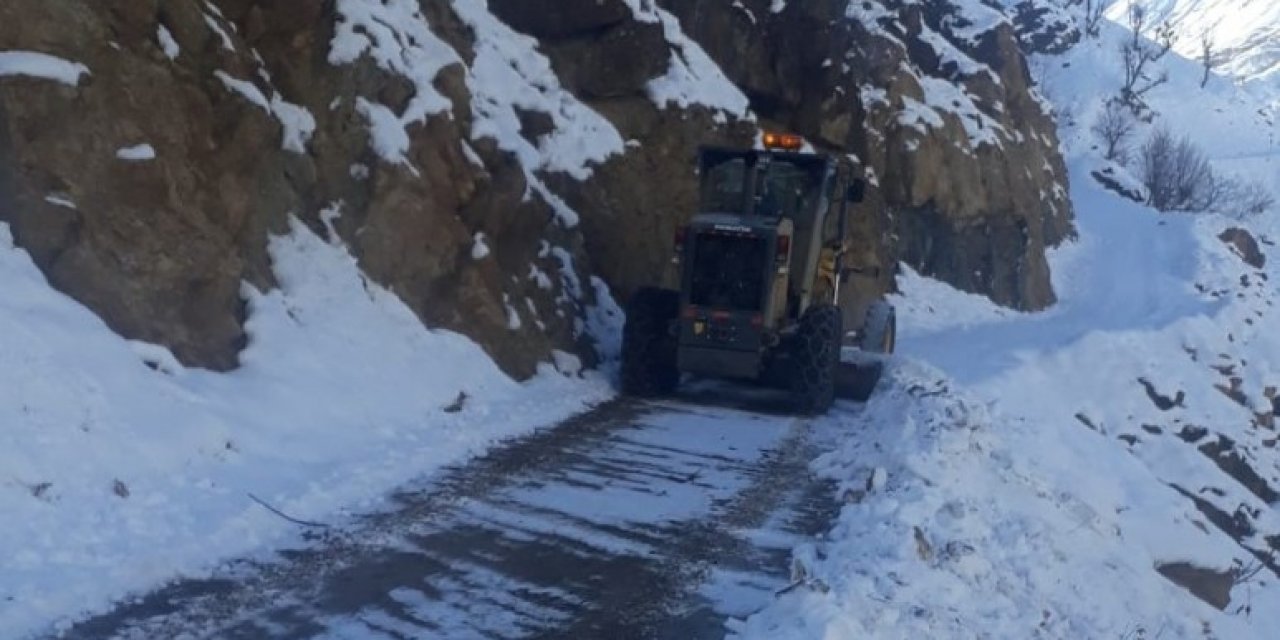 Diyarbakır Büyükşehir Belediyesi Kardan Kapanan Yolları Ulaşıma Açtı