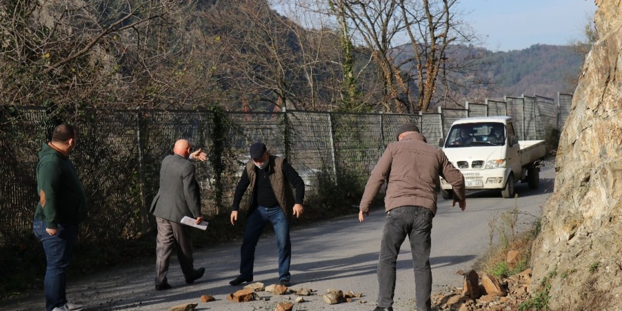 Mahallelinin Üstüne Taş Yağıyor