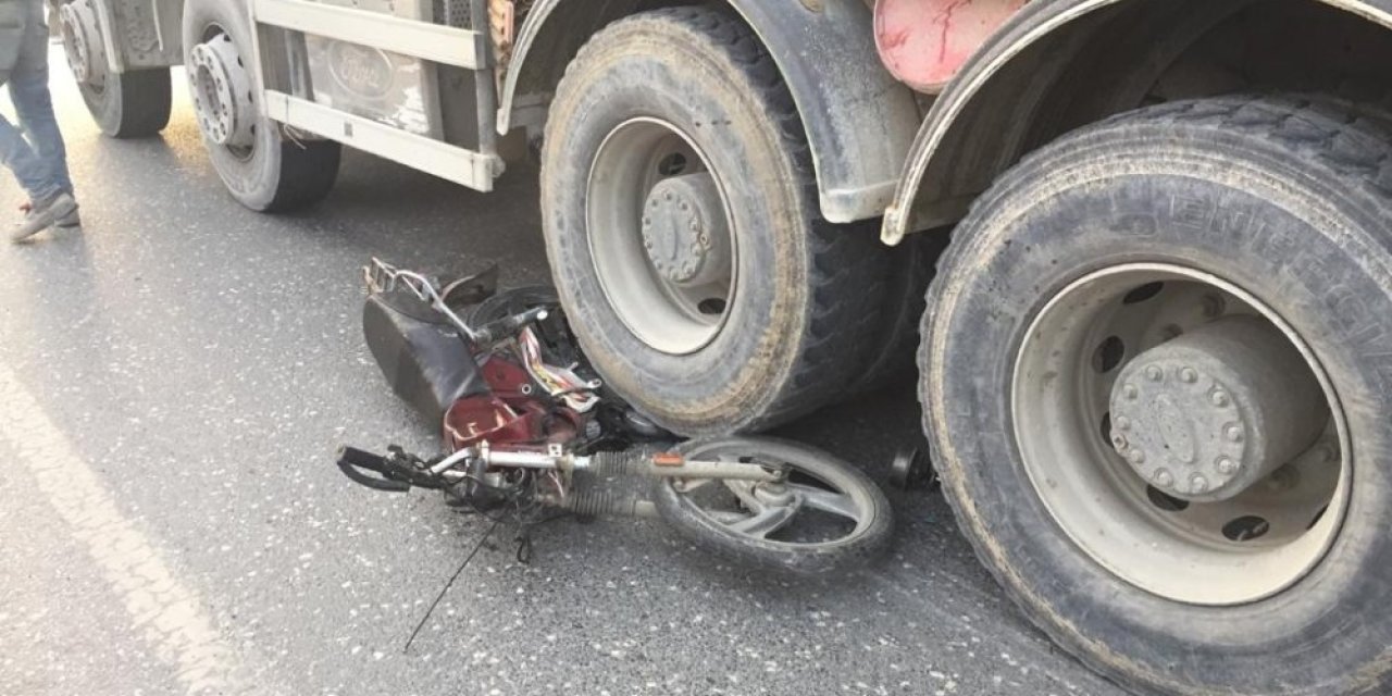 İki Motosikletli Yarış Yaparken Beton Mikserine Çarptı