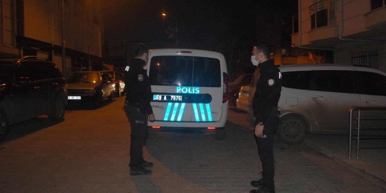 Saatlerdir Banka Önünde Unutulan Paketi Polis Fark Etti