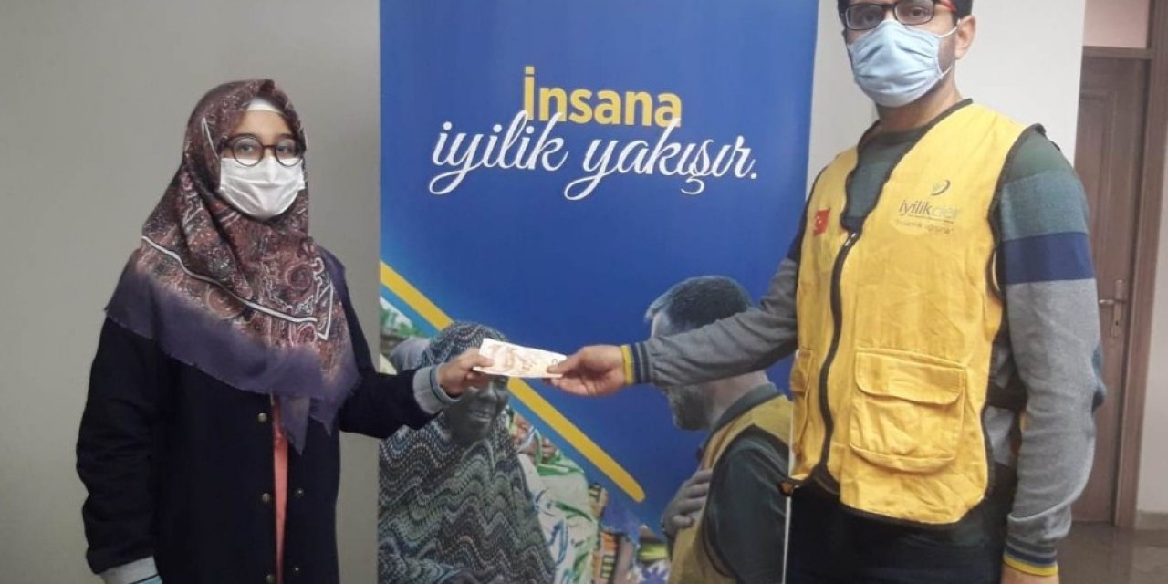 Aldığı İlk Bursu Bağışladı