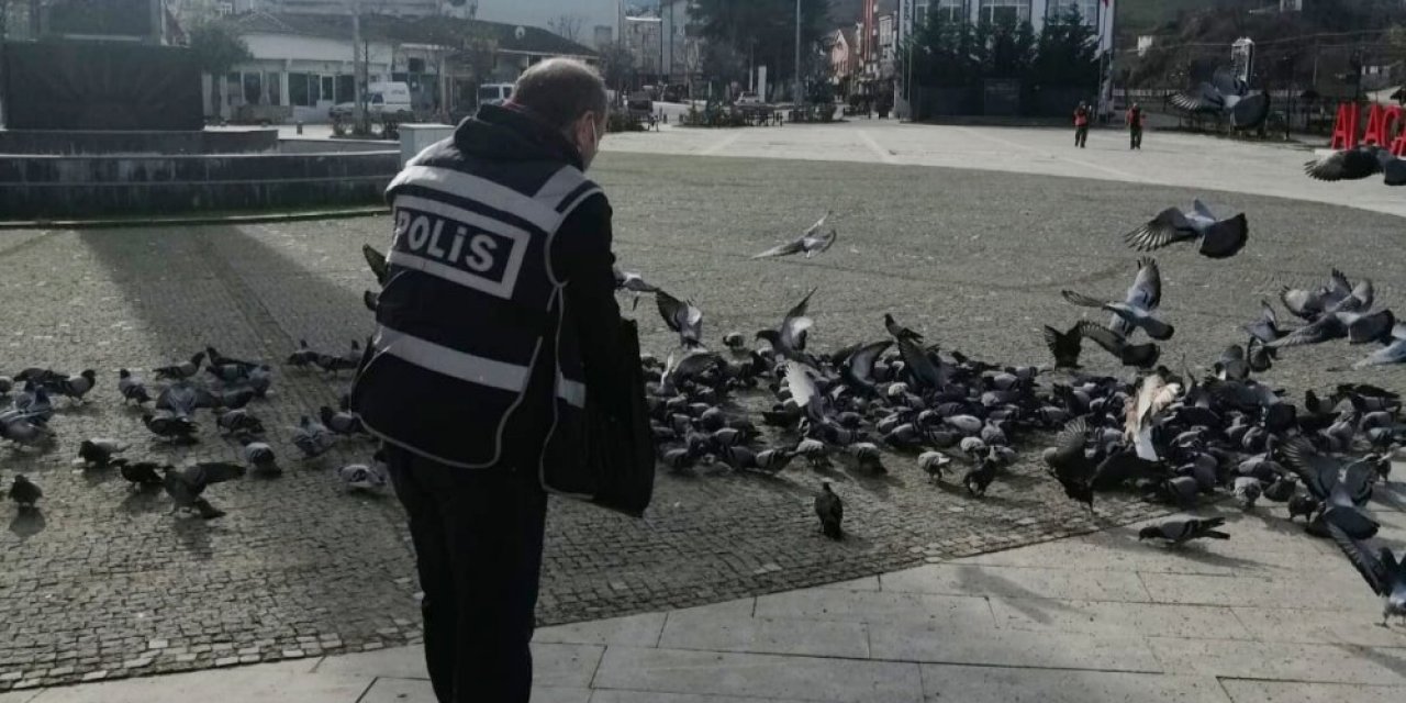 Alaçam’da Aç Kalan Kuşlara Polisler Yem Verdi