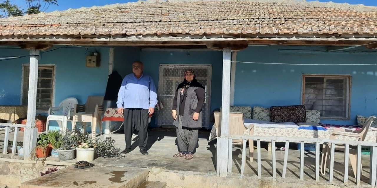 Yaşlı Kadını Sırtında Taşıyan Polis Ailesini Gururlandırdı