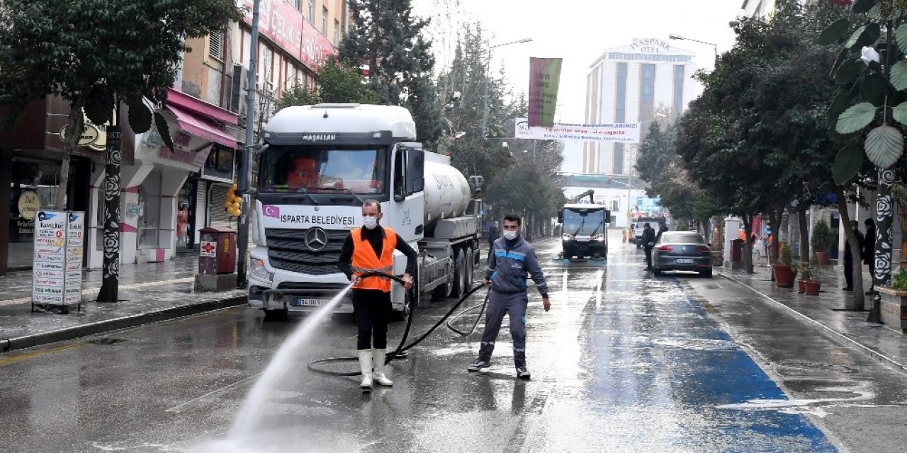 Isparta’da Caddeler Dezenfektanlı Su İle Yıkandı