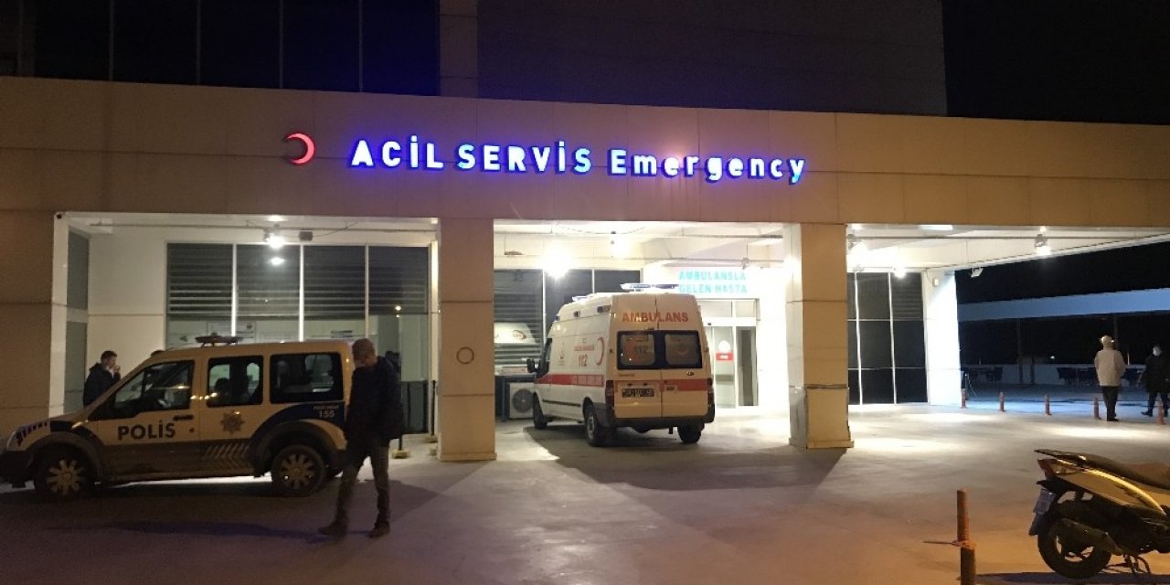 Huzurevinin Önünde Bıçaklı Kavga: 1 Yaralı