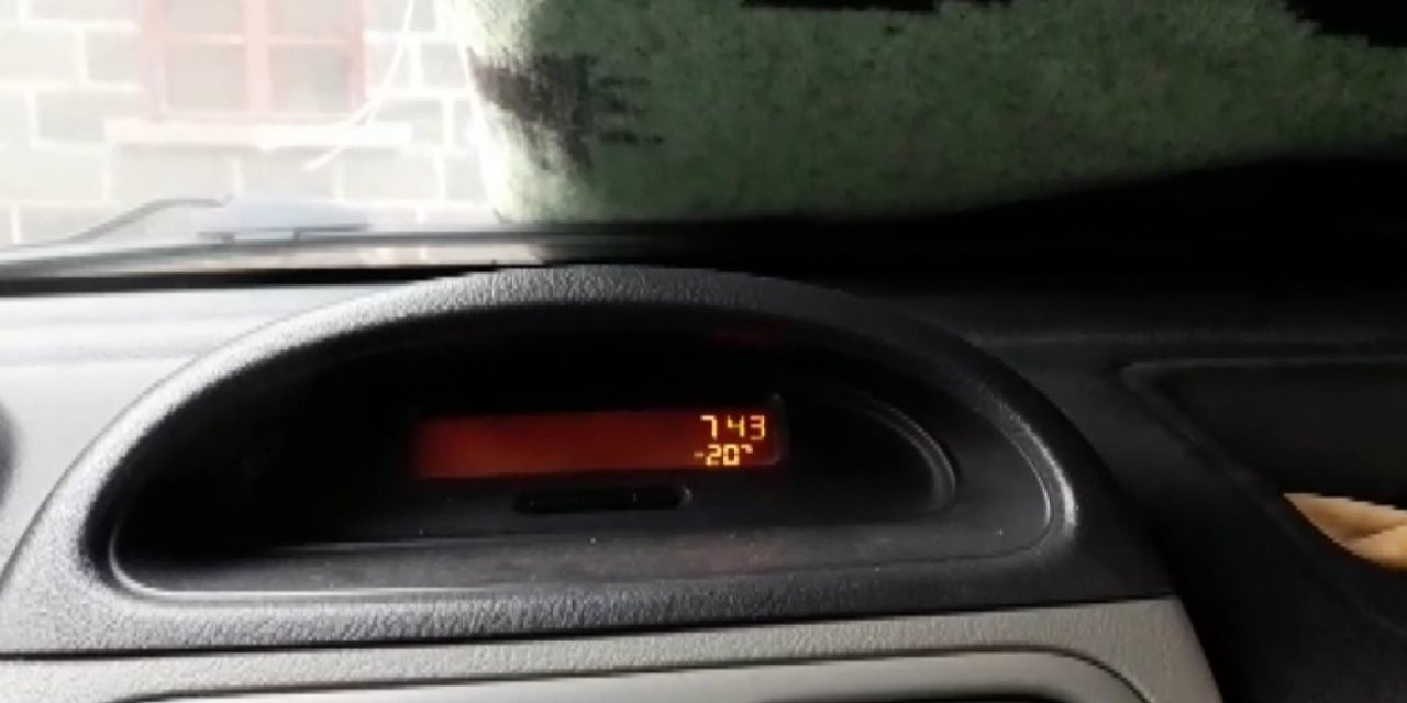 Vatandaşlardan Araçlara Kilimli, Battaniyeli Soğuk Önlemi