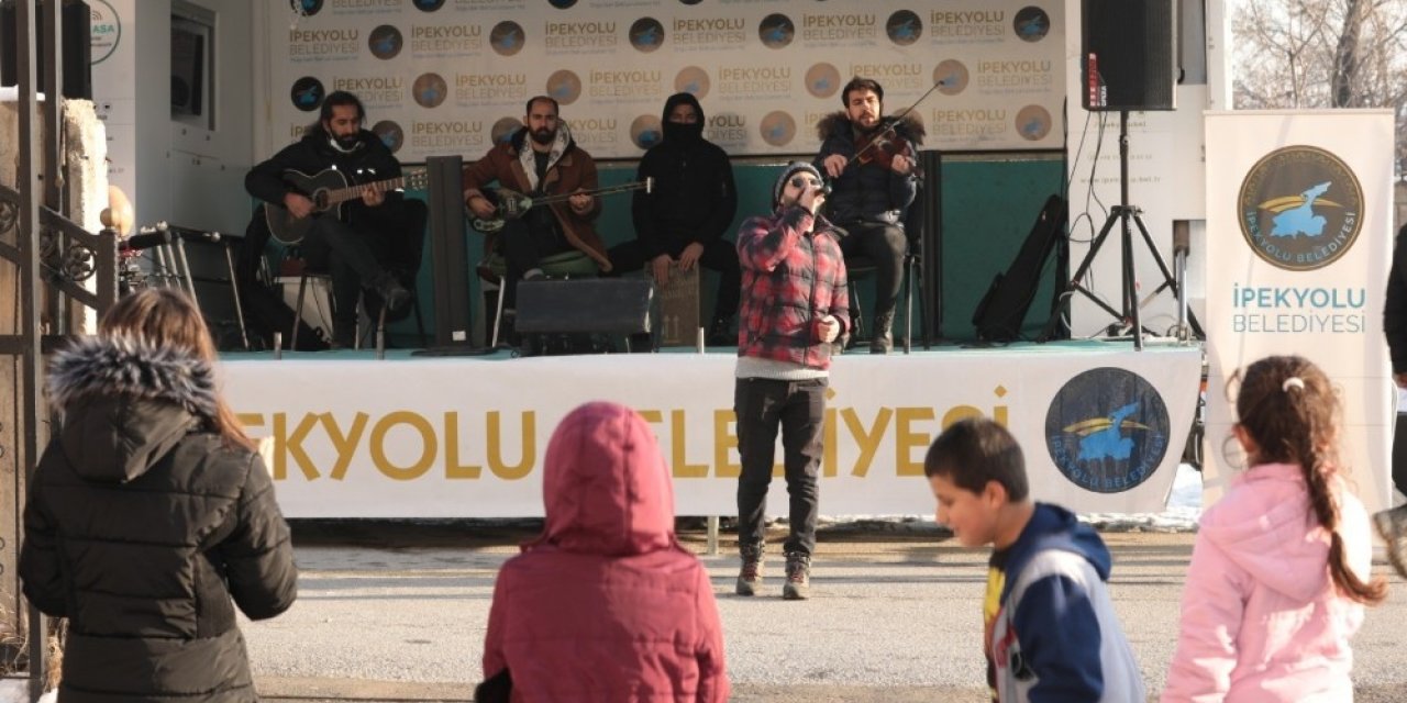 İpekyolu Belediyesi Soğuk Havayı Mini Konserle Isıtıyor