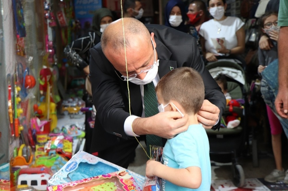 Vali atik, minikler ve ebeveynlerinin gönlünü kazandı