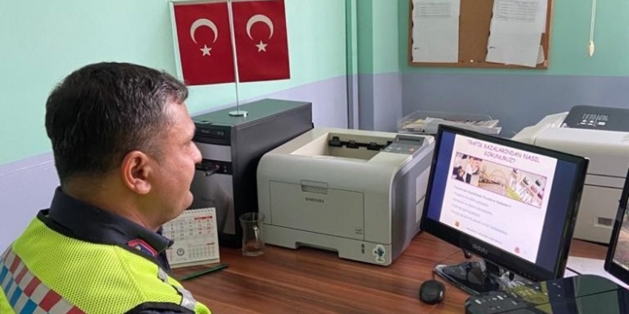 Jandarmadan Öğrencilere Uzaktan Trafik Eğitim Semineri