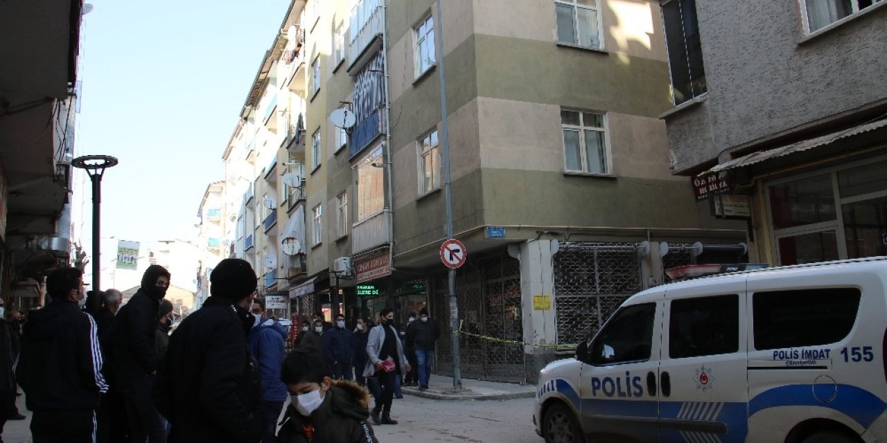 Elazığ’da Depremde Hasar Alan Orta Hasarlı Bir Bina Tahliye Edildi