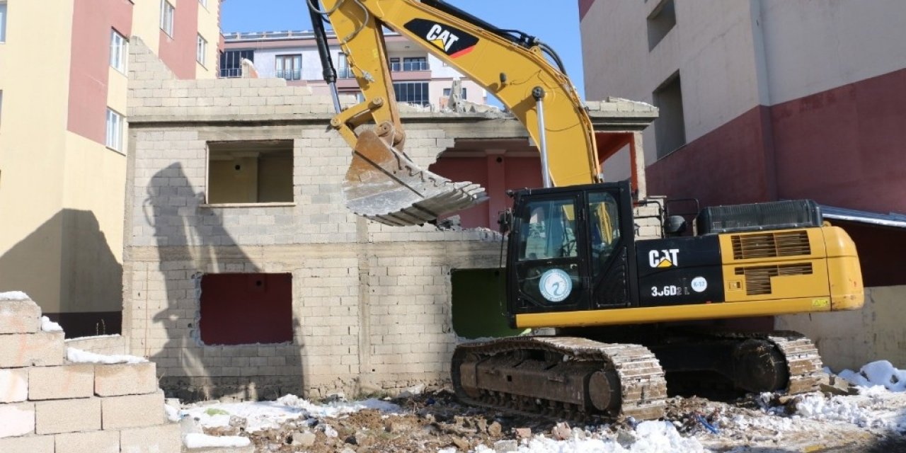 Erciş’te Metruk Binaların Yıkımına Devam Ediliyor
