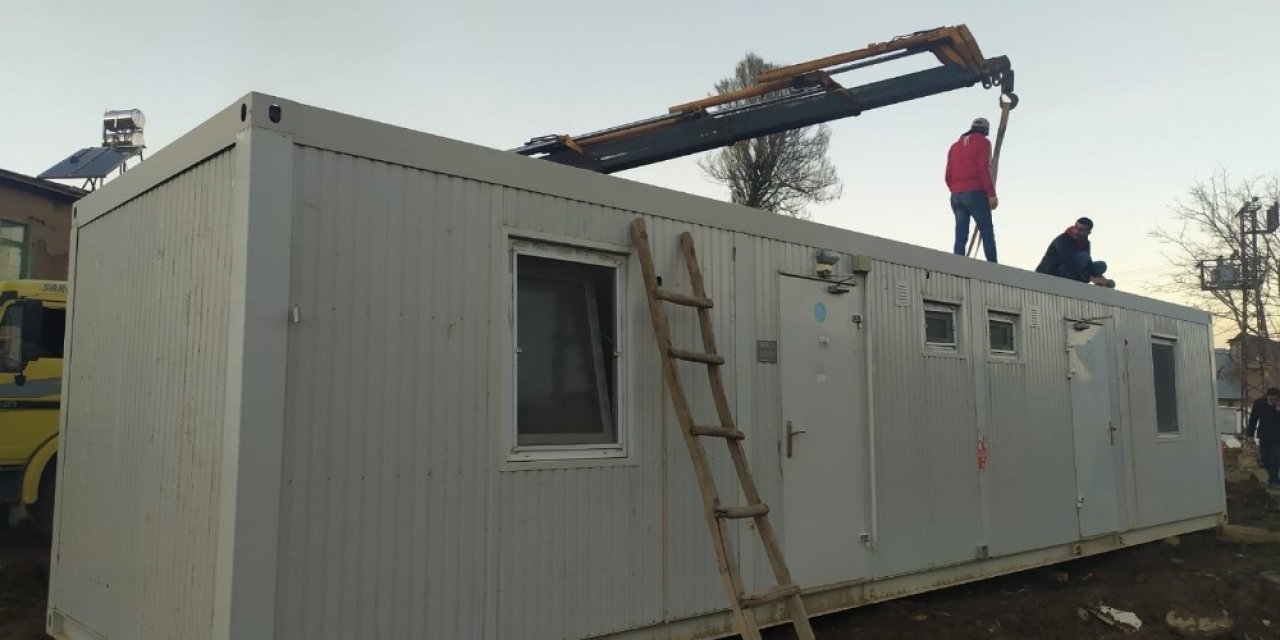 Elazığ’da Depremin Merkez Üssü Olan Köye Konteynerler Kuruldu
