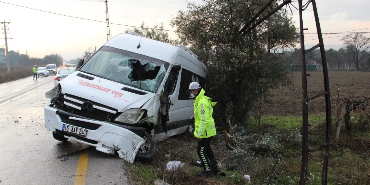 Servis Minibüsü Kayganlaşan Yolda Devrildi: 1 Yaralı