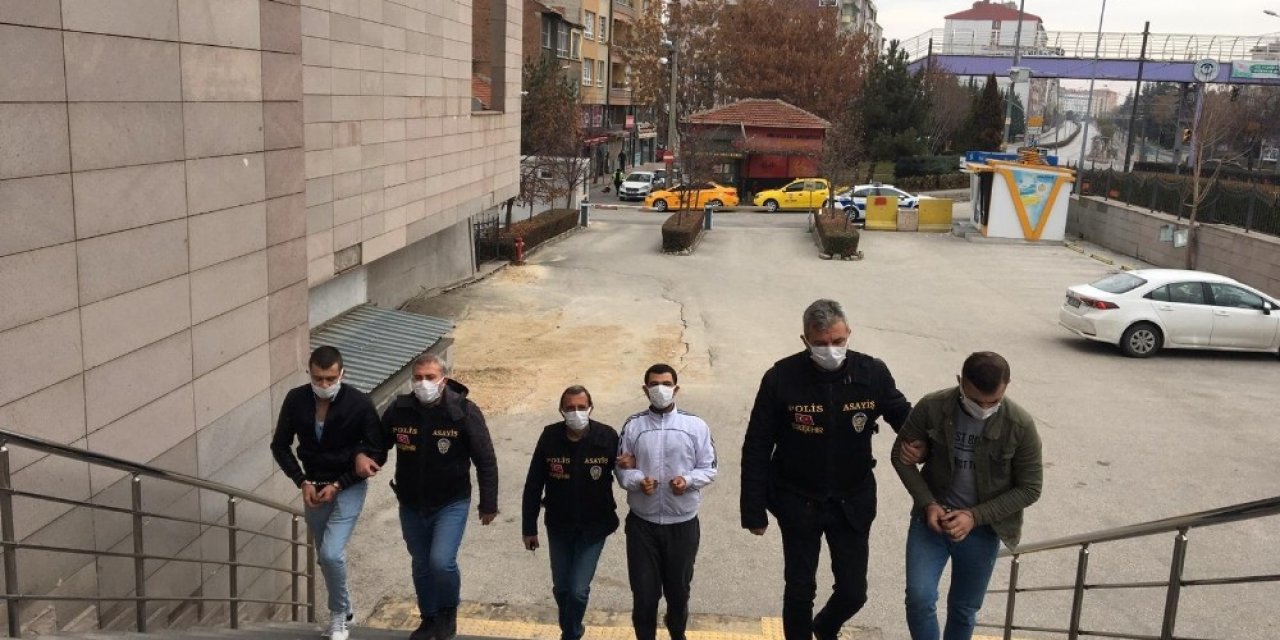 Araba Parçası Çalan Hırsızlar Tutuklandı