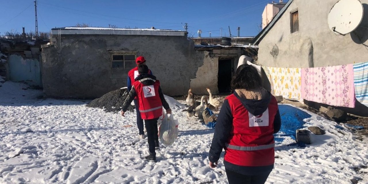Çocuklara Yeni Yıl Hediyesi Dağıttılar