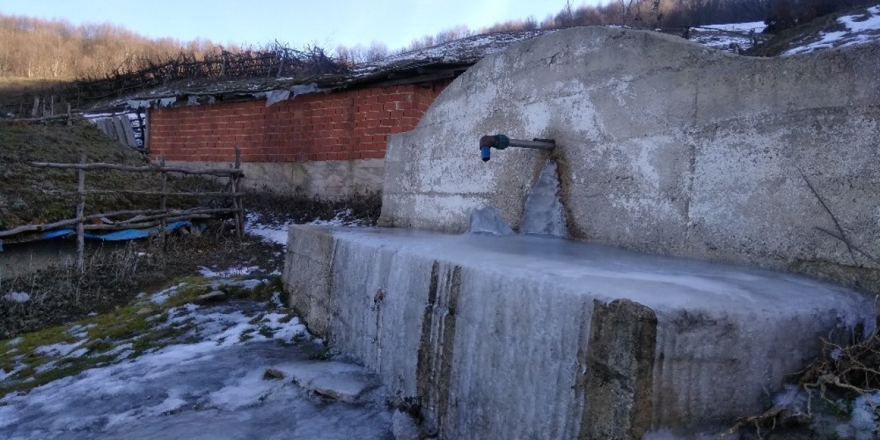 Soğuk Hava Çeşmeleri Ve Yalakları Dondurdu