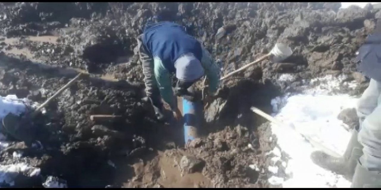 Tekman Eski Ekibi Soğuk Havada Mahallelinin Yardımına Yetişti