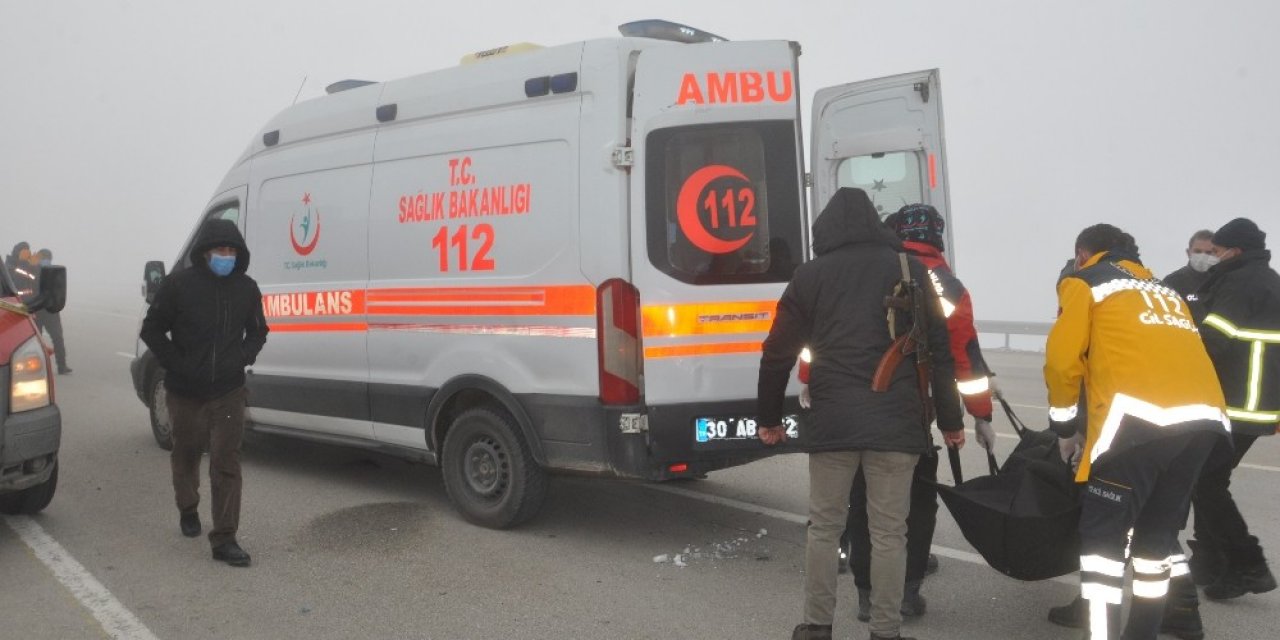 Yolcu Minibüsüyle Tır Çarpıştı: 4 Ölü, 5 Yaralı