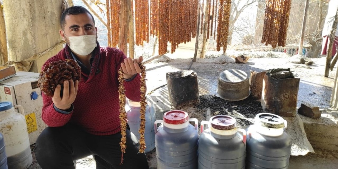 Yaz Kış Demeden Cevizli Sucuk Yaparak Geçimlerini Sağlıyorlar