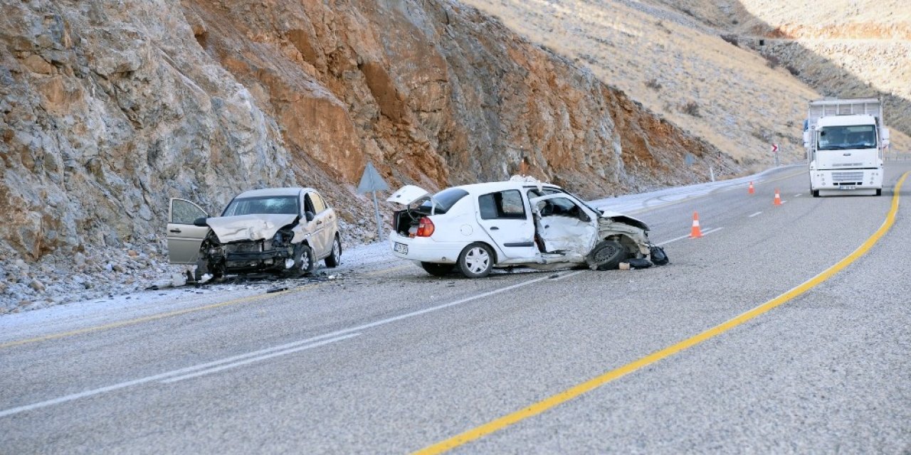 İki Otomobil Çarpıştı: 2 Yaralı