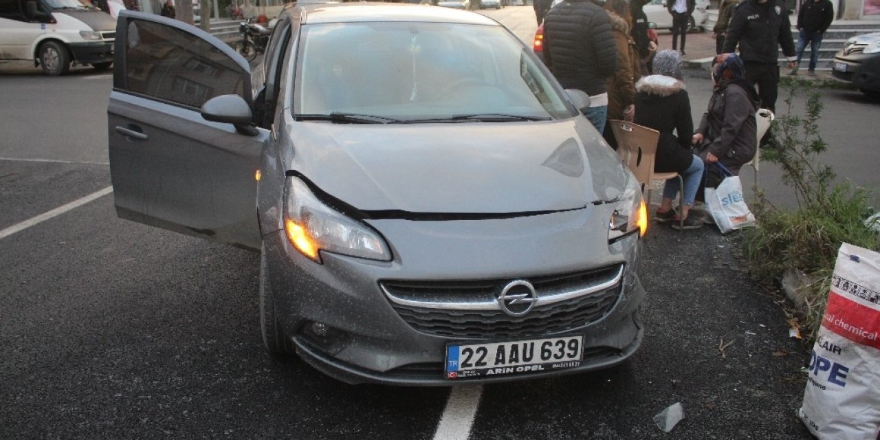 Otomobiller Çarpıştı, 2 Yaya Yaralandı