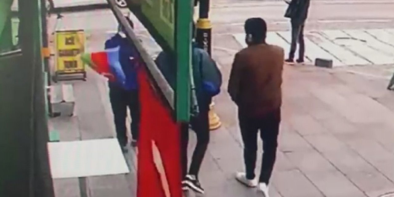 "mahallemde Başka Bayrak İstemiyorum" Dedi, Yaptığıyla Hayrete Düşürdü