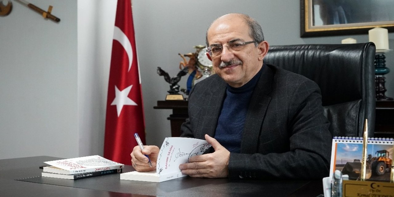 Kemal Tekden ’sahne Senin’ Kitabıyla Yeniden Okuyucularıyla Buluştu