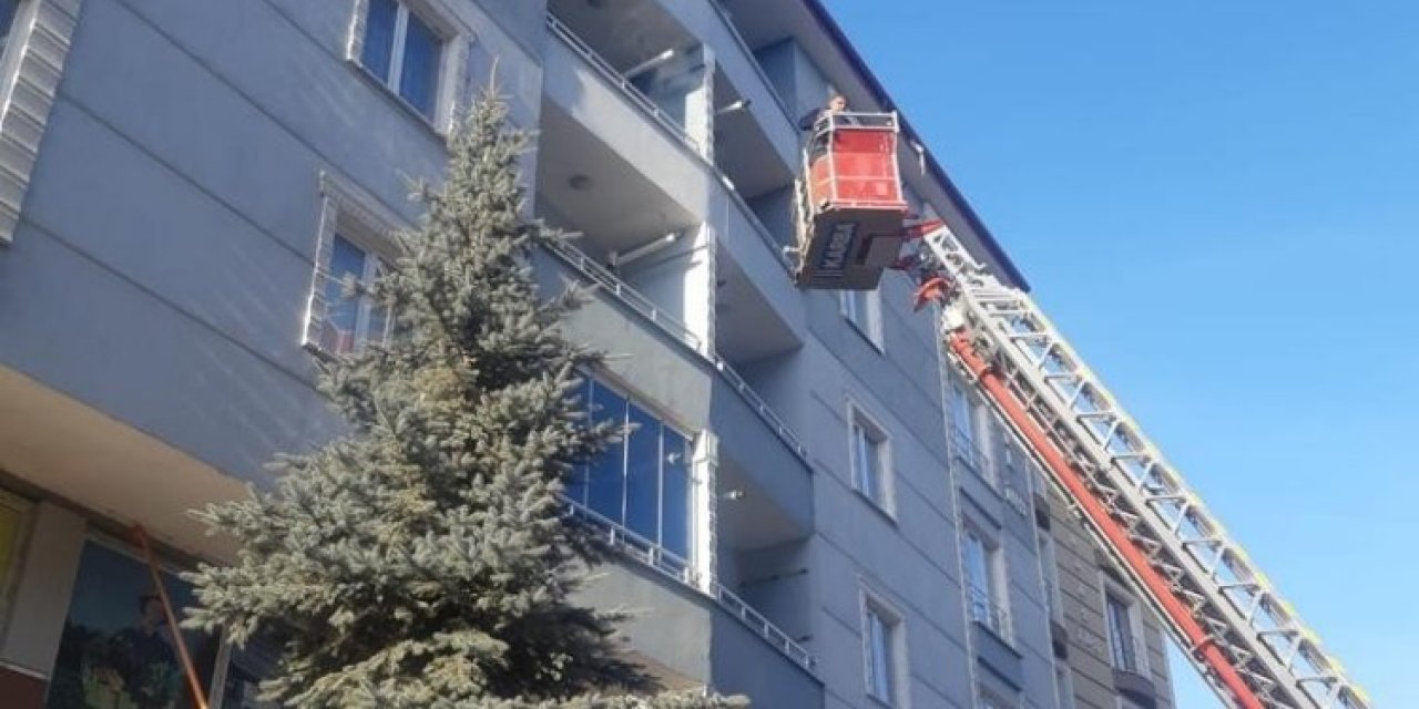 Kars’ta Çatılarda Oluşan Buz Sarkıtları Temizleniyor