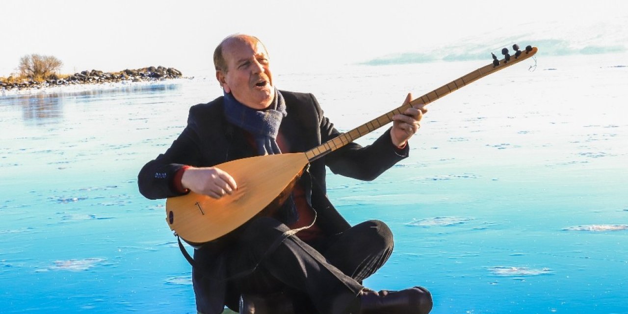 Donan Çıldır Gölü’nde Saz Çalıp Türkü Söyledi