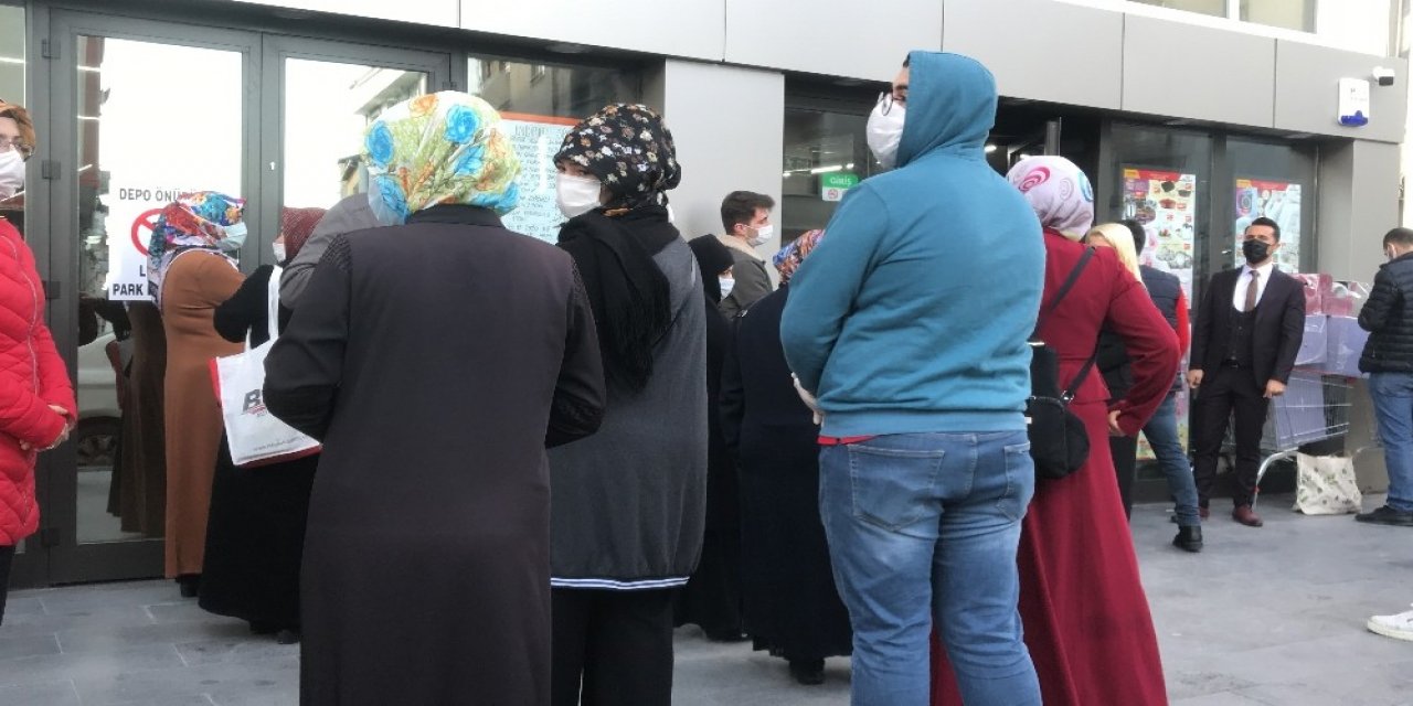 İndirimli Tencere Tabak İçin Sosyal Mesafe Kuralları Hiçe Sayıldı