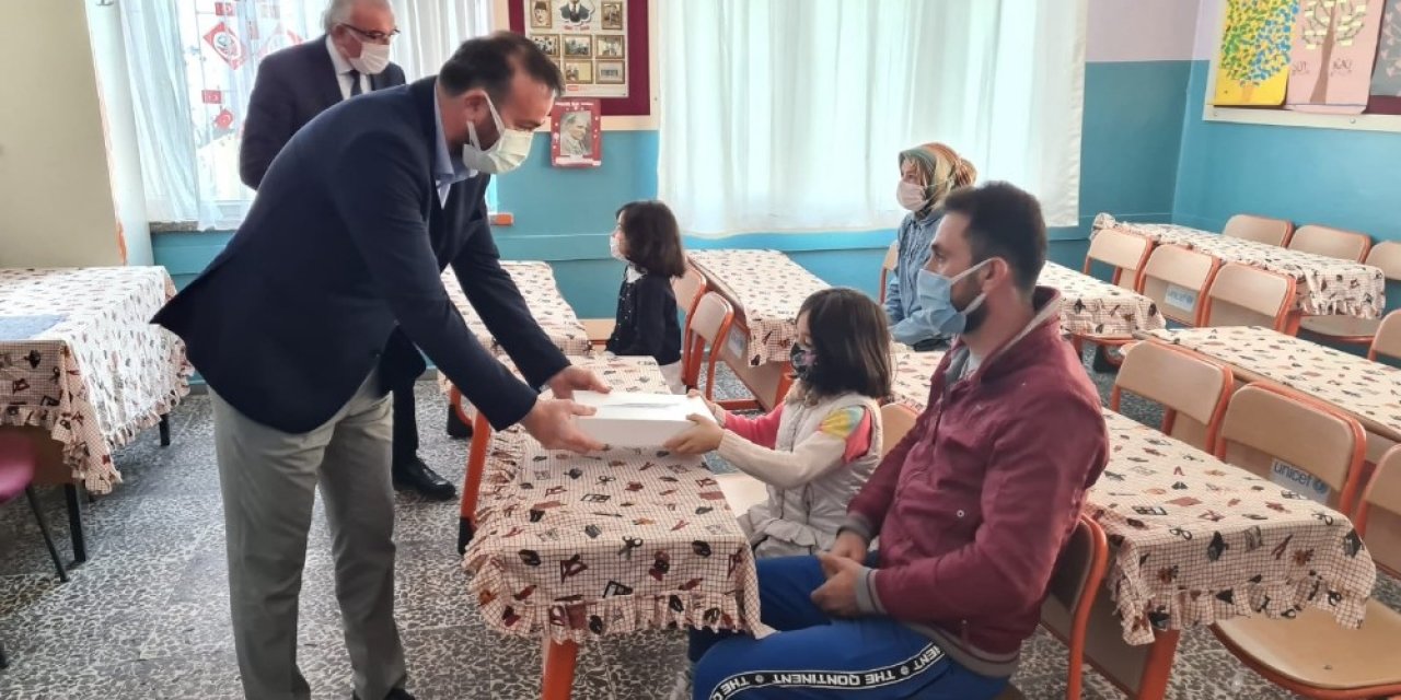 ‘cehaletin Elinden Bir Kız Çocuğunu Daha Çekip Alsak’ Dedi, Kitabıyla Kampanya Başlattı